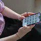 Statt großer Werbekampagnen oder prominenter Influencer empfehlen bei UGC möglichst authentisch wirkende Personen Produkte auf Instagram und TikTok. - Bild: Lea Winkler/dpa