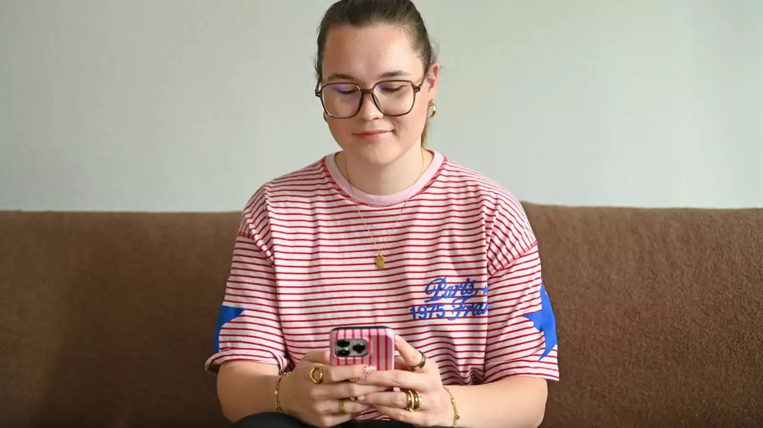 Sarah Fabian sieht eine große Verantwortung eines UGC-Creator gegenüber der Community. - Bild: Lea Winkler/dpa