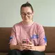 Sarah Fabian sieht eine große Verantwortung eines UGC-Creator gegenüber der Community. - Bild: Lea Winkler/dpa