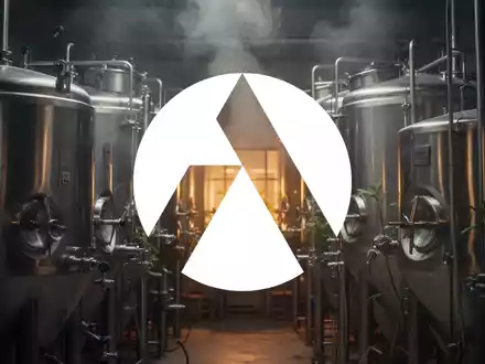 Eine gedämpfte Szene in einer modernen Brauerei mit Edelstahl-Gärtanks und sanftem Dampf, der Aktivität und Wachstum andeutet. - Foto: über boerse-global.de