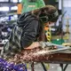 Junge Menschen erkennen aus Sicht des Verbandes, dass Handwerk eine echte Alternative biete, wenn sie einen sicheren Job wollen. (Archivbild) - Bild: Oliver Berg/dpa