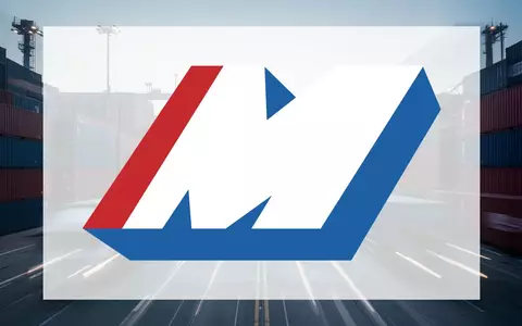 Ein großes, modernes Logistikzentrum bei Sonnenaufgang mit gestapelten Containern und der angedeuteten Bewegung von Fahrzeugen. - Foto: über boerse-global.de