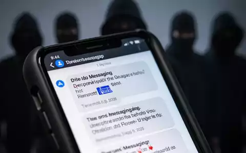 Ein Smartphone-Bildschirm mit einer Messaging-App und Betrugsnachrichten, im Hintergrund verschwommene Figuren. - Foto: über boerse-global.de