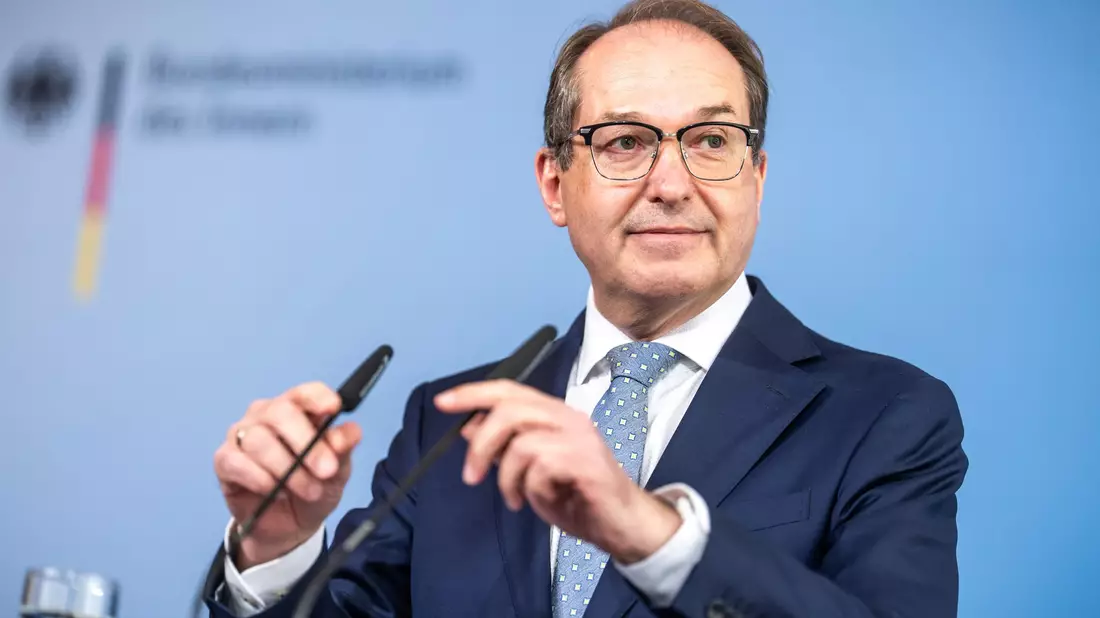 Bei den Spekulationen um die Nachfolge von Jens Spahn an der Spitze der Unionsfraktion fällt auch der Name des bisherigen Innenministers Alexander Dobrindt.  - Bild: Michael Kappeler/dpa