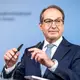 Bei den Spekulationen um die Nachfolge von Jens Spahn an der Spitze der Unionsfraktion fällt auch der Name des bisherigen Innenministers Alexander Dobrindt.  - Bild: Michael Kappeler/dpa