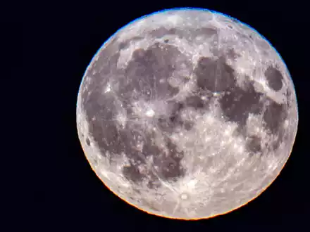 Der Mond scheint hell, weil er von der Sonne angestrahlt wird. Daran orientieren sich etwa Tiere bei Nacht auf der Erde. - Foto: Jens Büttner/dpa