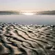 Im norddeutschen Wattenmeer sind Ebbe und Flut und damit der Einfluss des Mondes deutlich spürbar. - Bild: Mohssen Assanimoghaddam/dpa