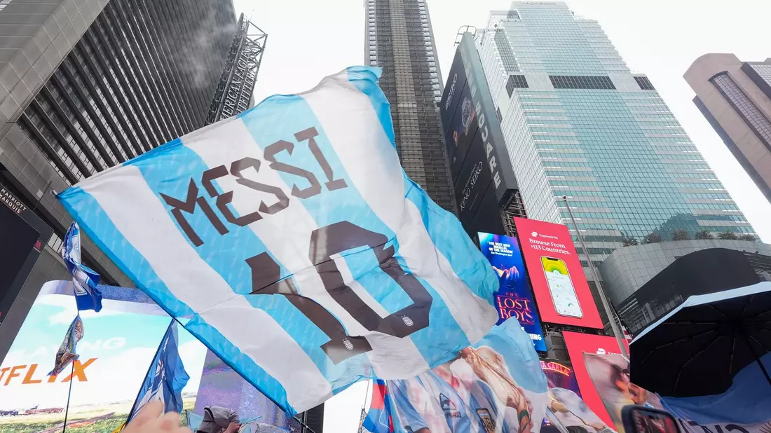 Argentinische Fans stimmen sich am Times Square auf das Finale ein.  - Bild: Frank Franklin III/AP/dpa