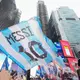 Argentinische Fans stimmen sich am Times Square auf das Finale ein.  - Bild: Frank Franklin III/AP/dpa