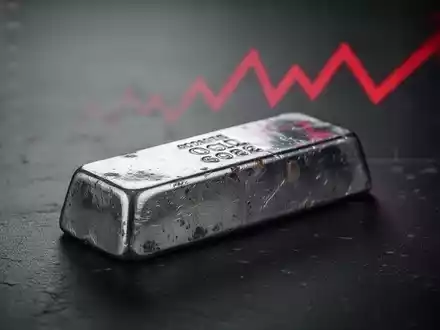 Ein einzelner, leicht angelaufener Silberbarren auf dunklem Untergrund, der einen Jahrestiefststand symbolisiert. - Foto: über boerse-global.de