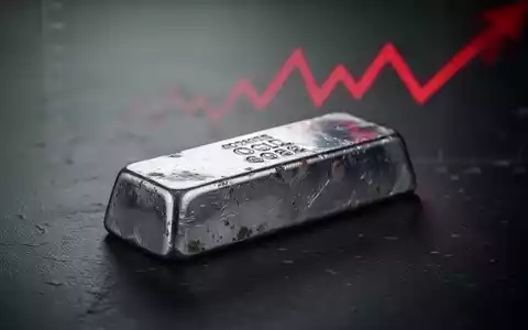 Ein einzelner, leicht angelaufener Silberbarren auf dunklem Untergrund, der einen Jahrestiefststand symbolisiert. - Foto: über boerse-global.de