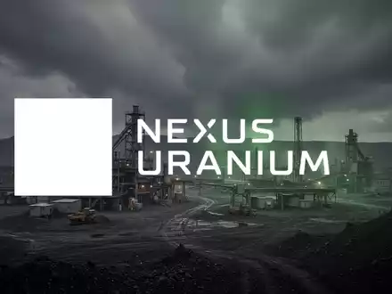 Eine abstrakte, atmosphärische Darstellung einer Uranabbaustelle unter dunklen Wolken, die Unsicherheit und Stopps andeutet. - Foto: über boerse-global.de
