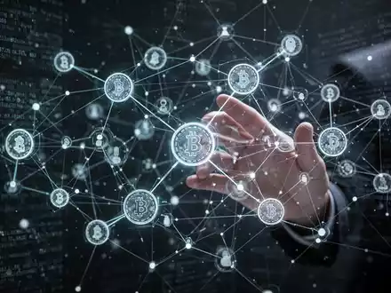 Abstrakte Darstellung von Datenverarbeitung und KI-Tokens. Ein leuchtendes Netzwerk von Knoten und Linien in einem dunklen, digitalen Raum. - Foto: über boerse-global.de