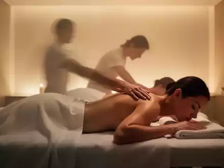 Eine Person erhält eine entspannende Massage in einem ruhigen Spa mit weichem Licht, symbolisiert ganzheitliche Gesundheit und Schmerzlösung. - Foto: über boerse-global.de
