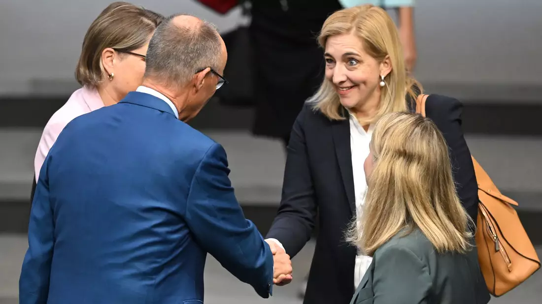 Gesundheitsministerin Warken machte deutlich, dass Vergütungen weiter steigen können. (Archivbild)  - Bild: Elisa Schu/dpa