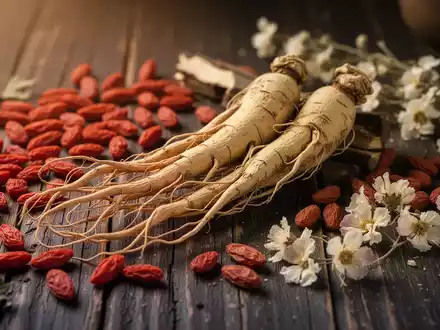 Nahaufnahme traditioneller chinesischer Heilkräuter wie Ginseng, Goji-Beeren und getrocknete Blüten auf Holz. - Foto: über boerse-global.de