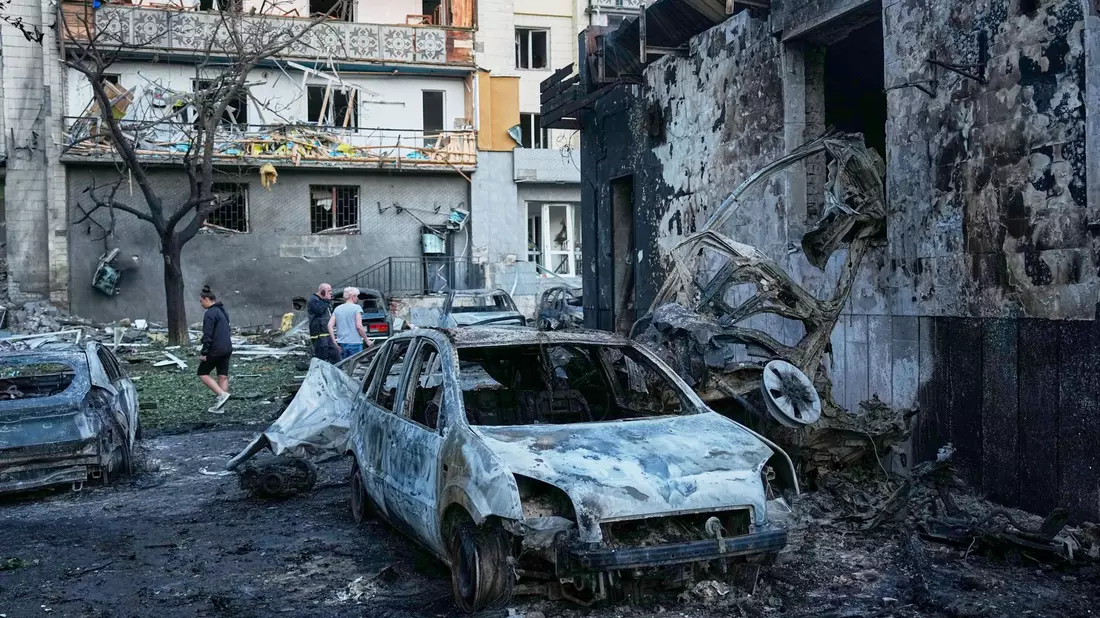 Russland hat die ukrainische Hauptstadt Kiew erneut massiv mit Raketen angegriffen. - Bild: Efrem Lukatsky/AP/dpa
