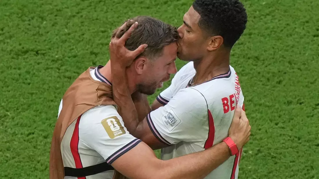 Jude Bellingham (r) lief nach seinem Tor zu Jordan Henderson. - Bild: Marta Lavandier/AP/dpa
