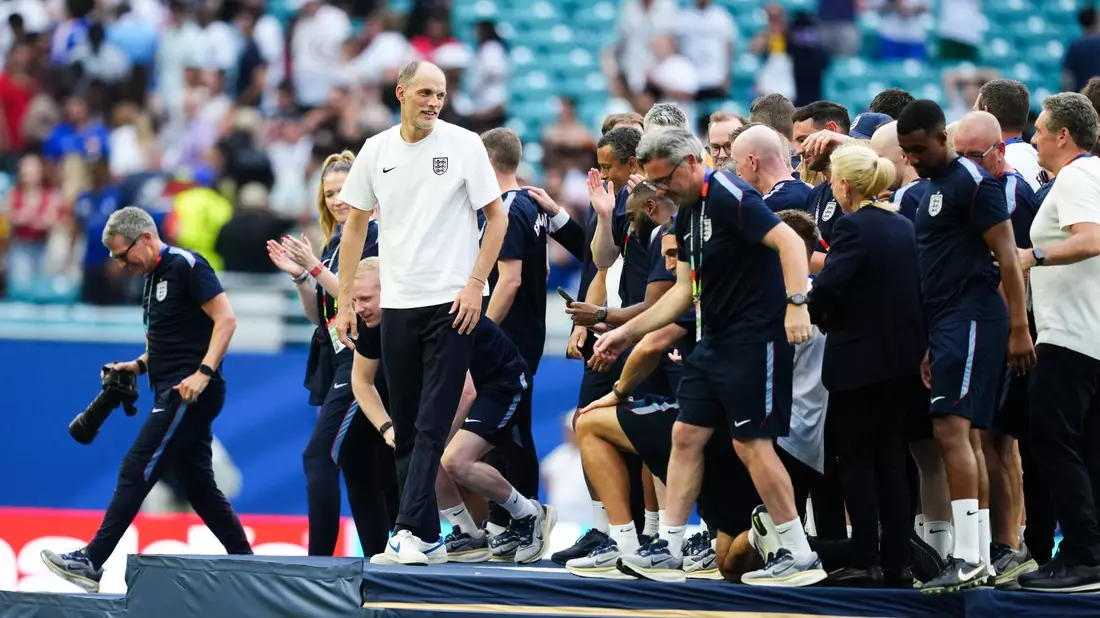 Thomas Tuchel (l) auf dem Podest für den WM-Dritten. - Bild: Martin Rickett/PA Wire/dpa