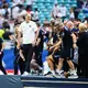 Thomas Tuchel (l) auf dem Podest für den WM-Dritten. - Bild: Martin Rickett/PA Wire/dpa