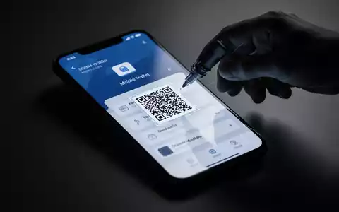 Ein Smartphone mit einer mobilen Geldbörse auf dem Bildschirm, ĂŒberlagert von einer Schattenhand, die einen QR-Code einfĂŒgt. - Foto: ĂŒber boerse-global.de