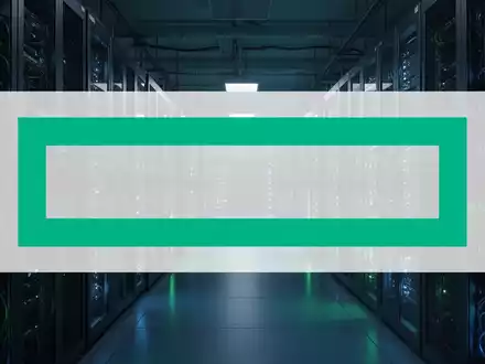 Ein riesiges Rechenzentrum mit Reihen von Server-Racks, die in der Ferne verschwinden, beleuchtet von blauen und grünen Lichtern. - Foto: über boerse-global.de