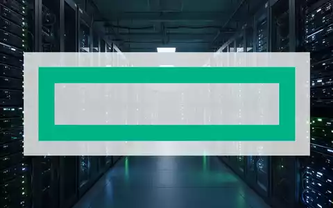 Ein riesiges Rechenzentrum mit Reihen von Server-Racks, die in der Ferne verschwinden, beleuchtet von blauen und grünen Lichtern. - Foto: über boerse-global.de