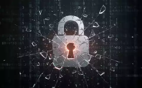 Stilisierte digitale Darstellung eines fragmentierten Schloss-Symbols, das eine Sicherheitsverletzung andeutet, vor abstraktem Code-Hintergrund. - Foto: über boerse-global.de