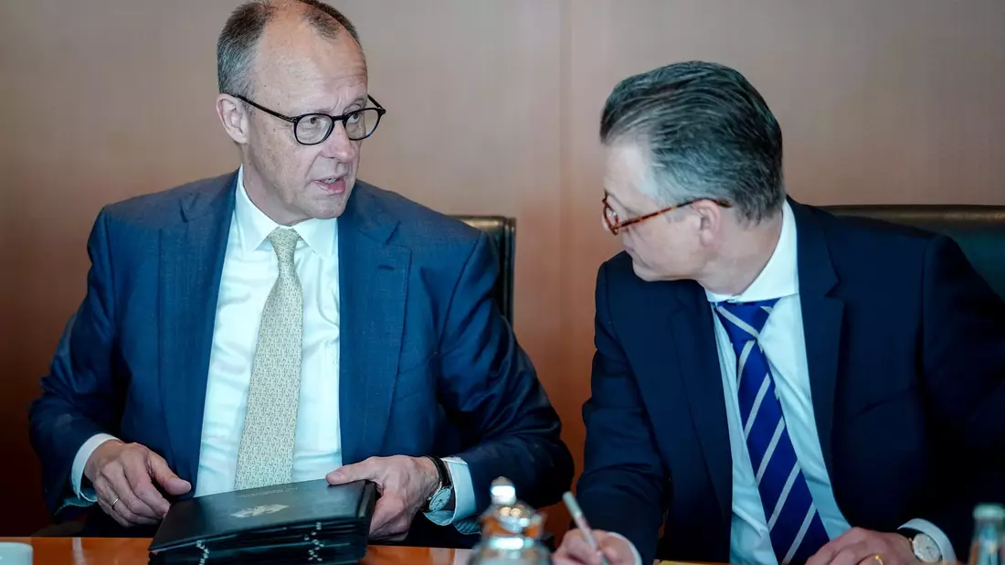 Bundeskanzler Friedrich Merz (CDU) und sein Kanzleramtschef Thorsten Frei (CDU). Würde Frei an die Spitze der Unionsfraktion wechseln, müsste seine einflussreiche Stelle im Kanzleramt neu besetzt werden. (Archivbild) - Bild: Kay Nietfeld/dpa