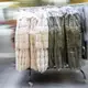 Ab dem 19.7. gilt eine neue EU-Vorschrift: Große Firmen in der EU dürfen ungetragene Kleidung nicht mehr entsorgen. (Symbolbild) - Bild: Peter Kneffel/dpa