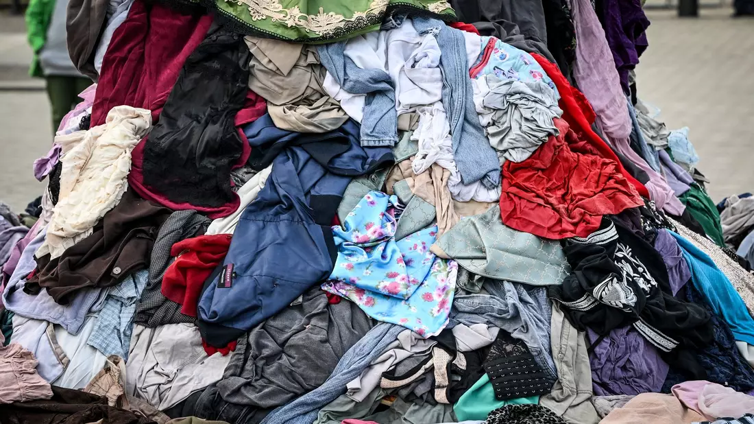 Angaben der EU-Kommission zufolge werden in Europa jährlich vier bis neun Prozent der unverkauften Textilien zerstört, bevor sie überhaupt getragen wurden. (Symbolbild) - Bild: Jens Kalaene/dpa
