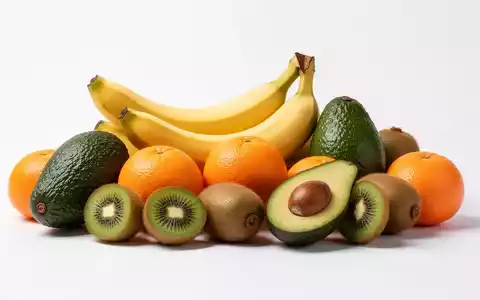 Eine Nahaufnahme einer bunten Auswahl an kaliumreichen Früchten wie Bananen, Avocados und Orangen, ästhetisch arrangiert. - Foto: über boerse-global.de