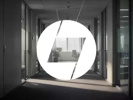 Ein ruhiger, leerer Büroflur mit weichem Licht, das lange Schatten wirft. Die Stimmung ist ruhig und erwartungsvoll. - Foto: über boerse-global.de