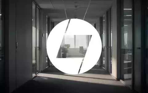 Ein ruhiger, leerer Büroflur mit weichem Licht, das lange Schatten wirft. Die Stimmung ist ruhig und erwartungsvoll. - Foto: über boerse-global.de