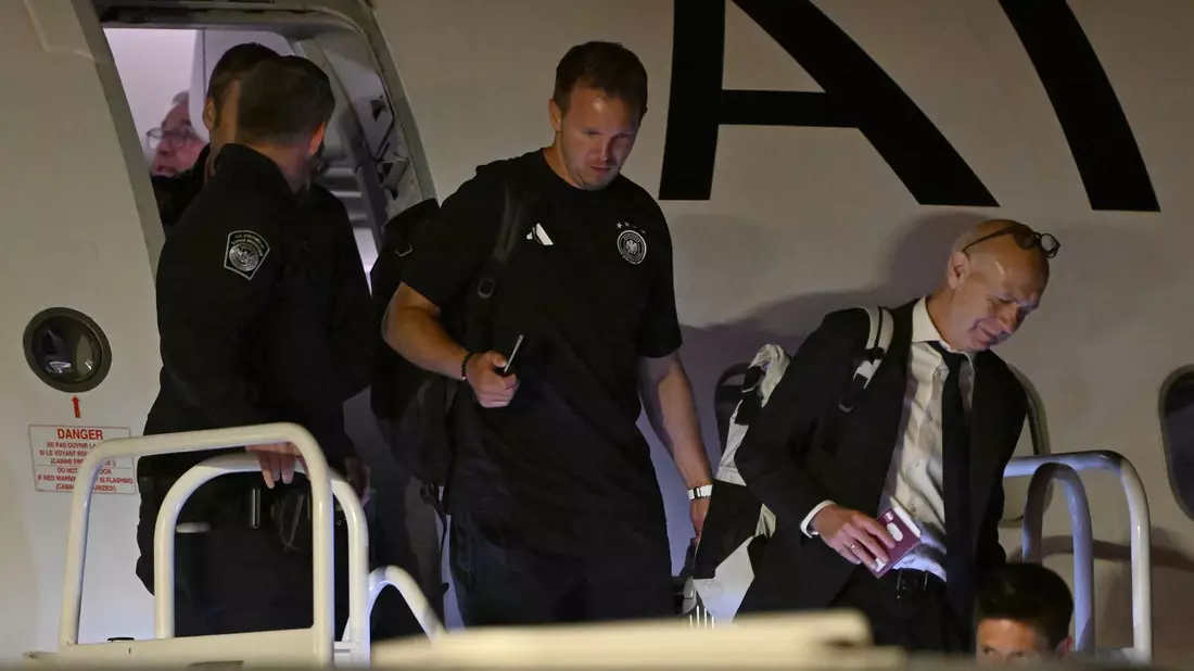Die Wege von Julian Nagelsmann und Bernd Neuendorf trennten sich schnell nach dem WM-Aus. (Archivbild) - Bild: Federico Gambarini/dpa