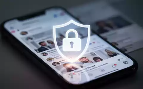 Ein verschwommener Smartphone-Bildschirm mit Social-Media-Feeds im Hintergrund. Im Vordergrund ein stilisiertes Schutzsymbol. - Foto: über boerse-global.de