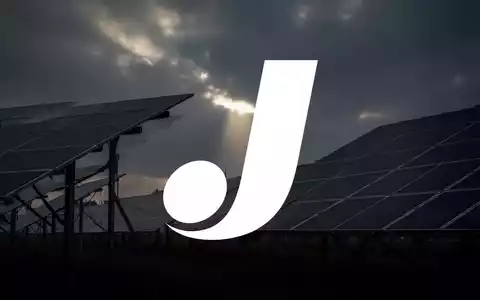 Eine stimmungsvolle Szene aus dem Solarenergiesektor mit Silhouetten von Solarmodulen unter einem dunklen, bewölkten Himmel, die eine finanzielle Herausforderung andeutet. - Foto: über boerse-global.de