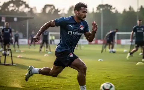 Ein Fußballspieler in Bewegung auf einem grünen Feld während eines intensiven Trainings, der Anstrengung und Geschwindigkeit vermittelt. - Foto: über boerse-global.de