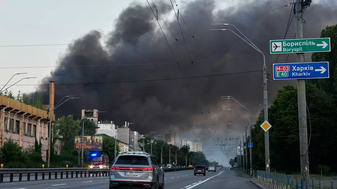 Russland traf nach eigenen Angaben auch ein Logistikzentrum für die Lagerung von Bauteilen für Waffen in Kiew. - Bild: Efrem Lukatsky/AP/dpa