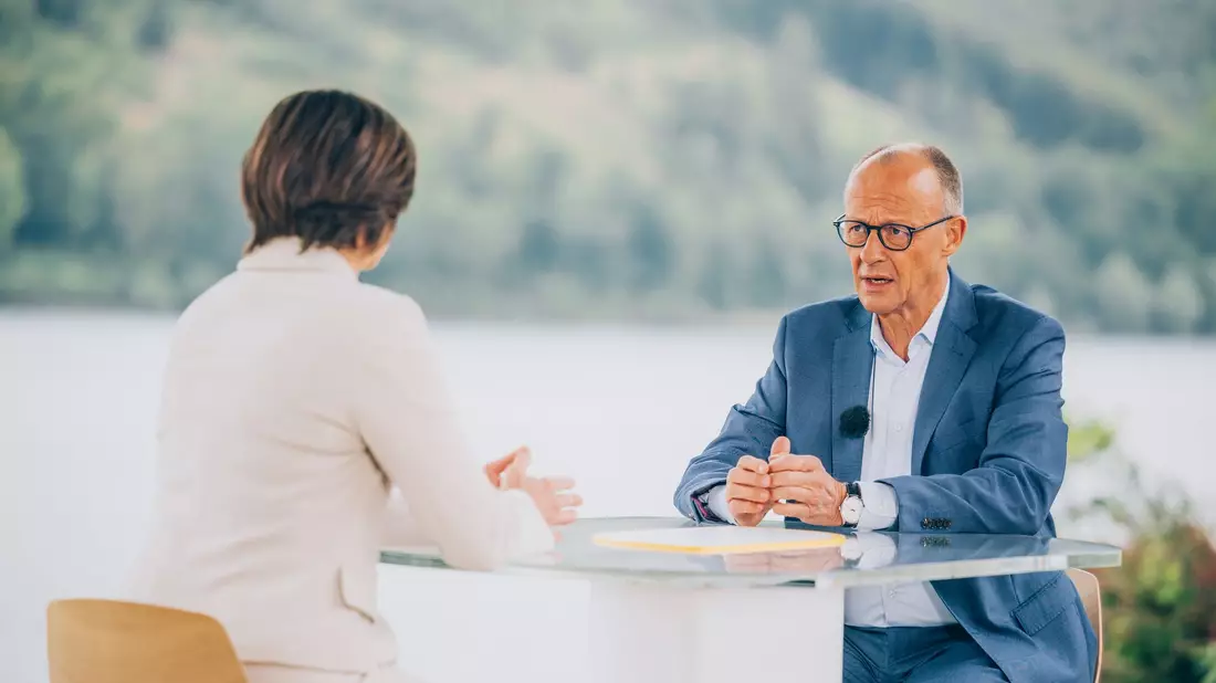 Im ZDF-«Sommerinterview» wirkte der Kanzler recht entspannt. - Bild: Dominik Asbach/ZdF/dpa