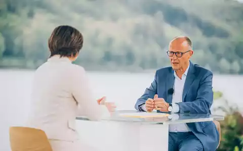 Im ZDF-«Sommerinterview» wirkte der Kanzler recht entspannt. - Foto: Dominik Asbach/ZdF/dpa