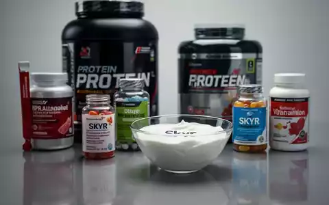 Eine Anordnung von Nahrungsergänzungsmitteln, darunter Proteinpulver, Vitaminflaschen und Skyr, auf einer modernen Oberfläche. - Foto: über boerse-global.de