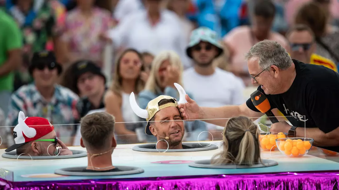 Elton tröstet Lorenz Büffel bei einem der «Fernsehgarten»-Gaga-Spiele. - Bild: Hannes P. Albert/dpa