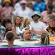 Elton tröstet Lorenz Büffel bei einem der «Fernsehgarten»-Gaga-Spiele. - Bild: Hannes P. Albert/dpa