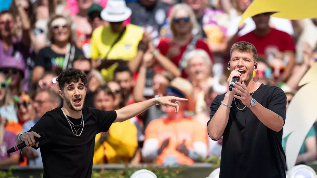 Julian Sommer (r) und Luca-Dante Spadafora und ihr Hit «Wenn ich nüchtern wär». - Bild: Hannes P. Albert/dpa