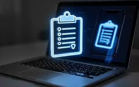 Leuchtend blaues Clipboard-Symbol über Laptop-Tastatur, Smartphone spiegelt Symbol, symbolisiert geräteübergreifende Datensynchronisation. - Foto: über boerse-global.de