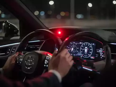 Innenraum eines modernen Autos bei Nacht, mit Fokus auf das Armaturenbrett und eine dezente rote Infrarotkamera. - Foto: über boerse-global.de