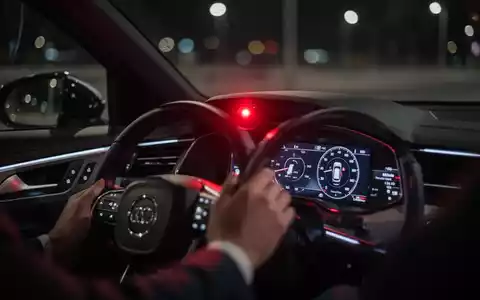 Innenraum eines modernen Autos bei Nacht, mit Fokus auf das Armaturenbrett und eine dezente rote Infrarotkamera. - Foto: über boerse-global.de