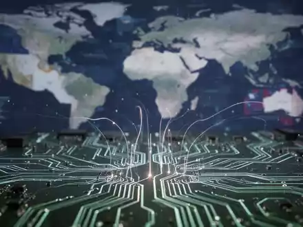 Digitale Daten fließen durch eine Leiterplatte, mit unscharfer Karte der USA und Australiens im Hintergrund. - Foto: über boerse-global.de