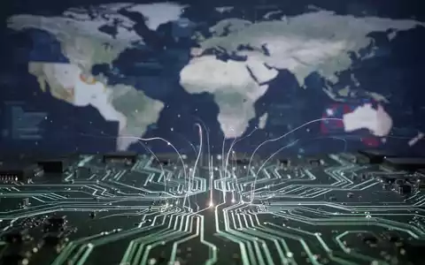 Digitale Daten fließen durch eine Leiterplatte, mit unscharfer Karte der USA und Australiens im Hintergrund. - Foto: über boerse-global.de